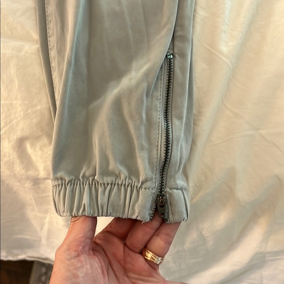 AEO Women's Light Gray Jogger Pants - Picture 5 of 7